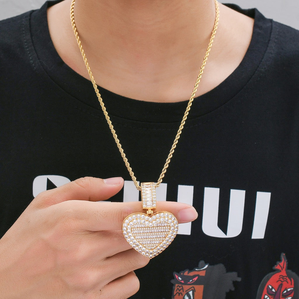 Commemorative Photo Locket Pendant — Heart-Shaped Flip-Open Design, Micro-Pavé Set with Full Zirconia