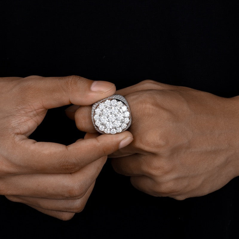 Hip-hop style men's moissanite ring—fully paved with stones, versatile and trendy.